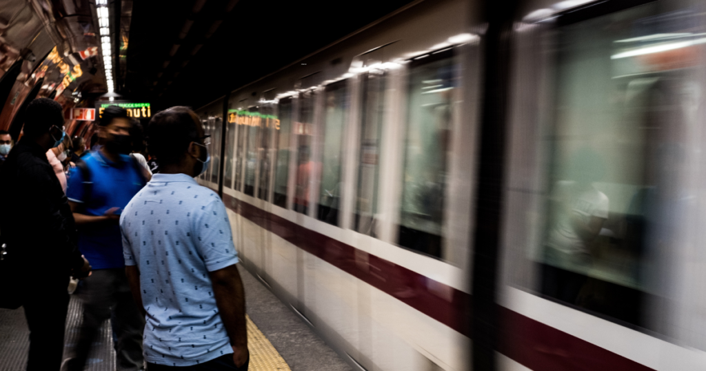 Donna armata di ascia semina il panico nella metro di Roma: disarmata dalla vigilanza