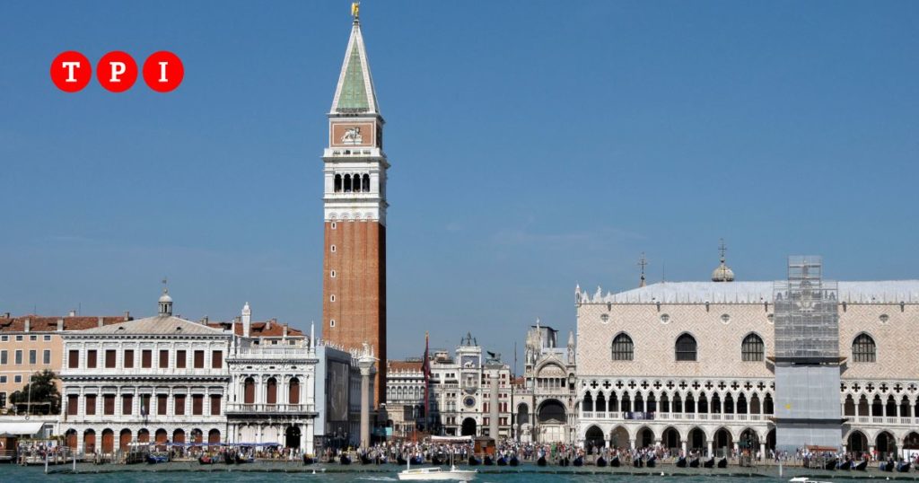 venezia campanile san marco cadono pezzi cemento armato cuspide