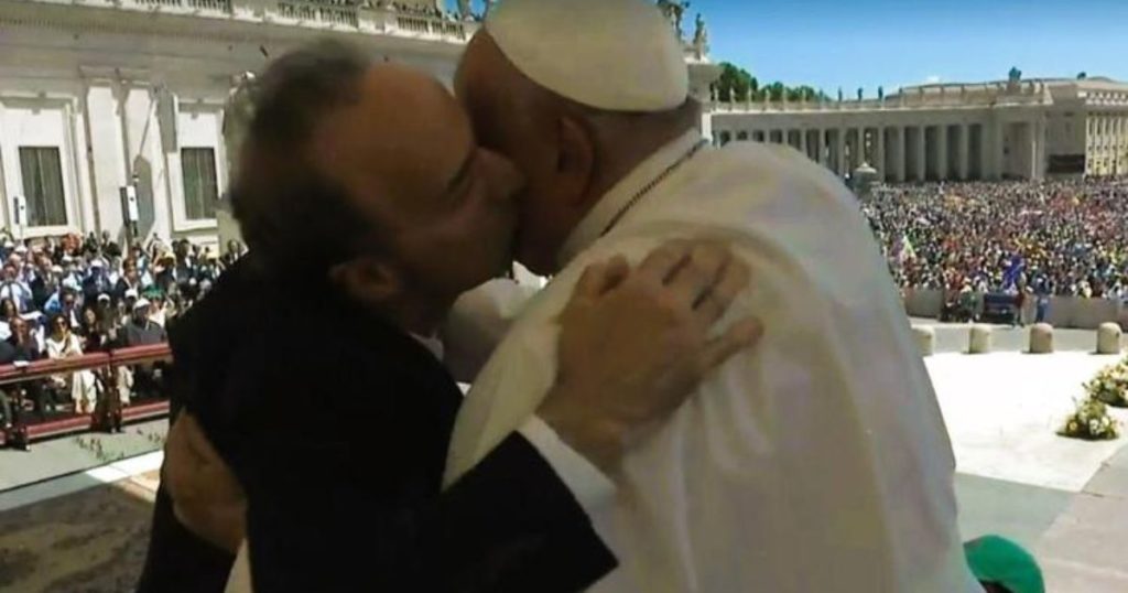 Benigni bacia il Papa: “Alle elezioni facciamo il campo largo, sulla scheda scrivete Francesco”