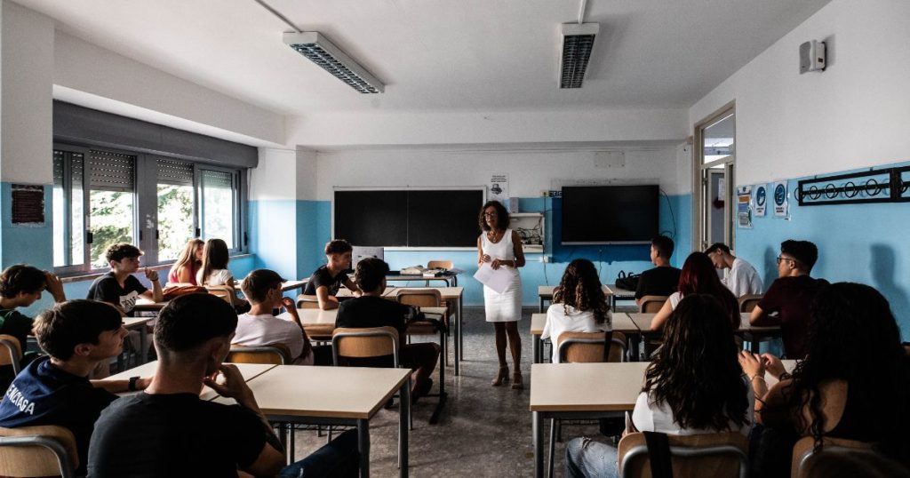 Test farlocchi e corsi impossibili da migliaia di euro: la lettera-sfogo dei docenti che aspirano a una cattedra