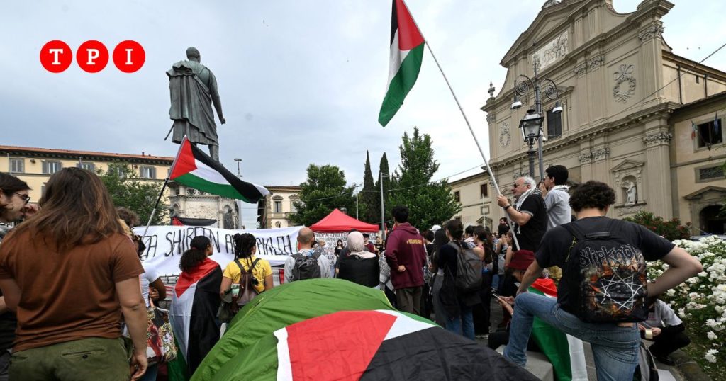 Firenze, studenti occupano piazza San Marco davanti al rettorato di UniFI. Il Senato accademico approva una mozione per il cessate il fuoco a Gaza