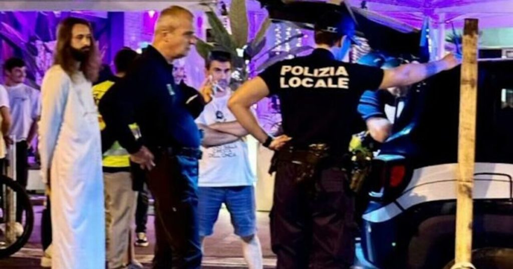 Jesolo, si traveste da Gesù alla festa d’addio al celibato girando con una croce sulle spalle: multa di 200 euro per il futuro sposo