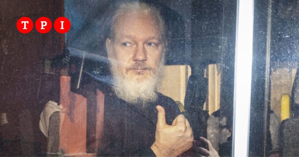 julian assange libero patteggiamento usa torna in australia