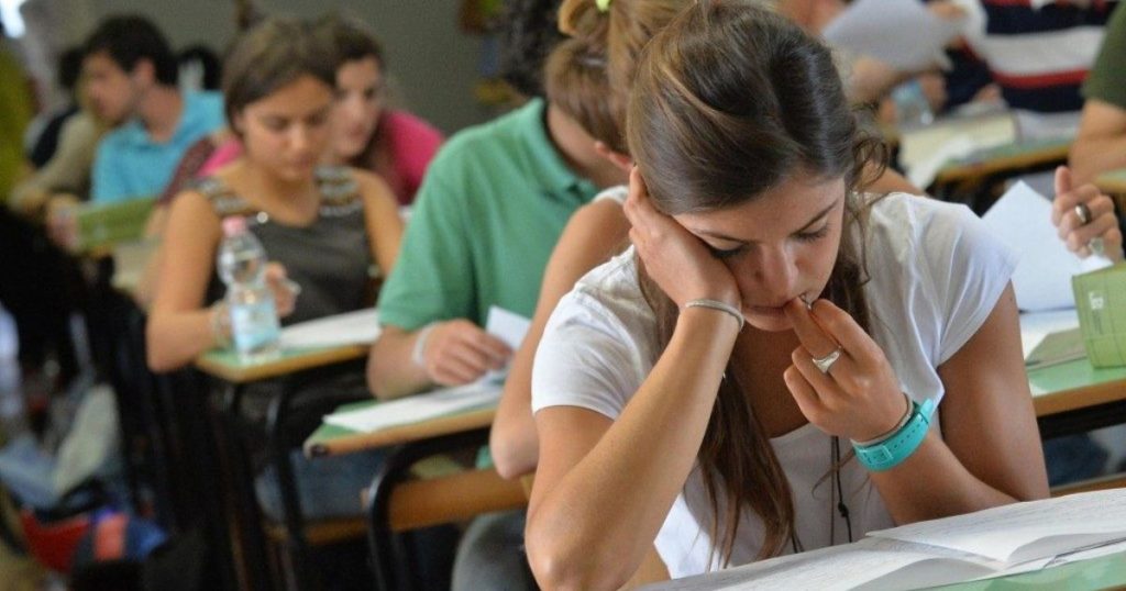 Maturità al via, le tracce della prima prova: Pirandello, Ungaretti, la Costituzione e l’uso dell’atomica