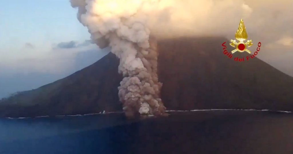 A Stromboli è allerta rossa per l’eruzione del vulcano: le spettacolare immagini dall’alto | VIDEO