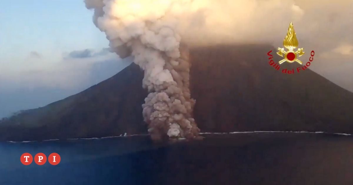 A Stromboli è allerta rossa per l’eruzione del vulcano: le spettacolare immagini dall’alto | VIDEO