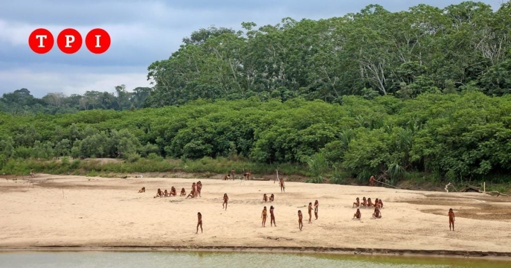 amazzonia perù immagini tribu indigena mashco piro isolati senza contatti con mondo