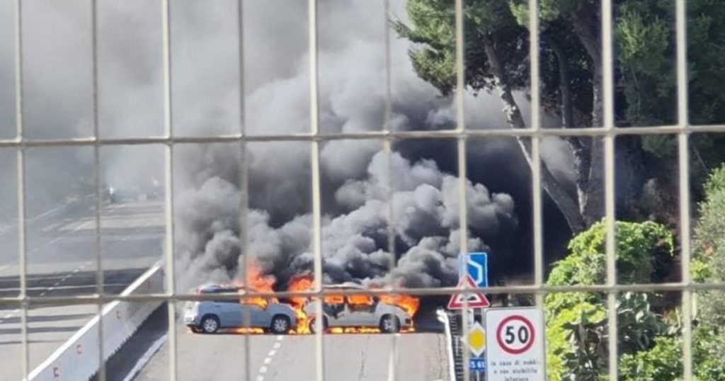 Brindisi, portavalori assaltato da un commando armato lungo la statale: spari e auto in fiamme