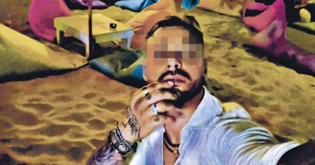 Ponza: rilasciato dopo lo stupro della 16enne, si fa i selfie mentre balla in spiaggia. L’ira dei residenti: “Lo fa a sfregio”