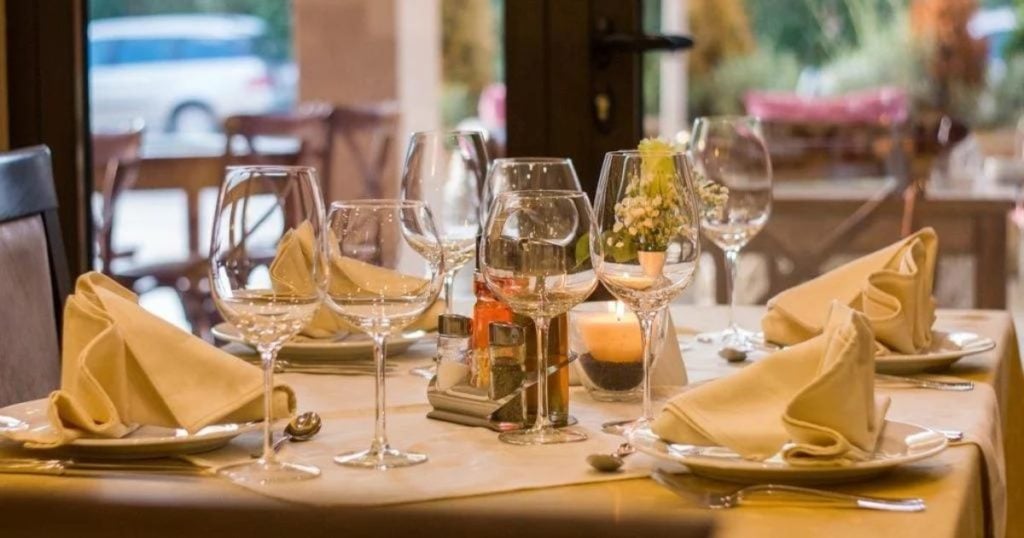 Cliente umilia la cameriera: “Alza le chiappe e sparecchia”. Il titolare del ristorante lo caccia