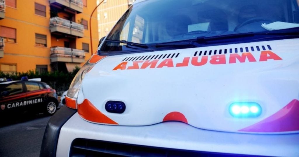 Giugliano, Smart con 4 persone a bordo si ribalta: morta una bimba di 8 anni, l’autista era senza patente