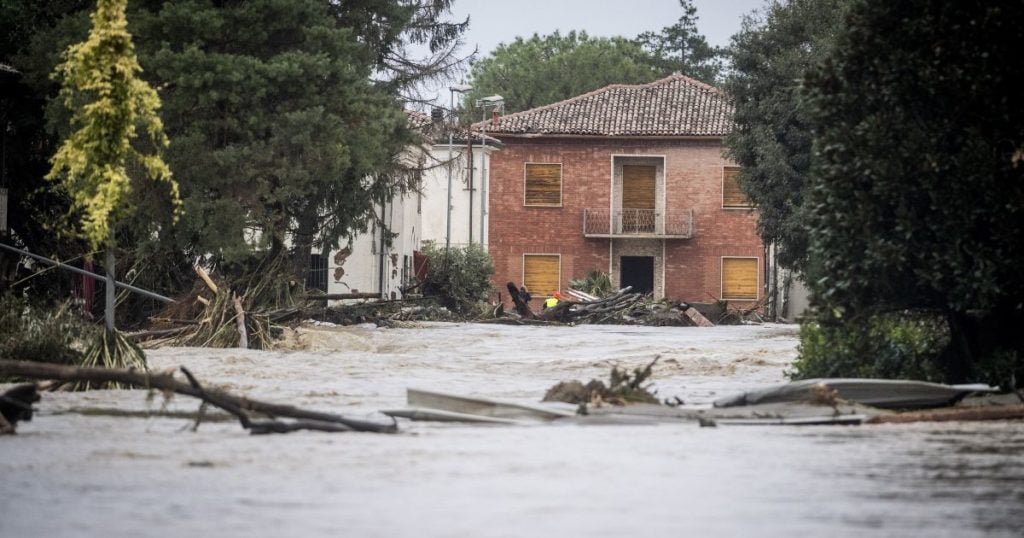 Alluvione in Emilia-Romagna: oltre mille sfollati, si cercano ancora i due dispersi nel ravvenate