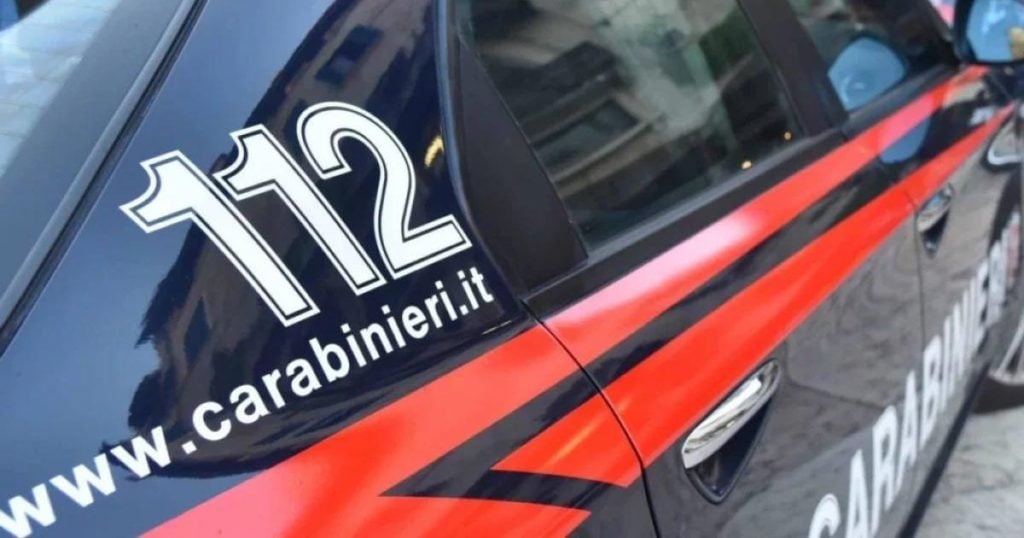 Cagliari, diciassettenne accoltella il padre dopo una lite, ma i genitori provano a proteggerlo: “È stato uno sconosciuto”