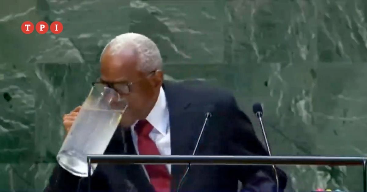 Gaffe del presidente di Haiti all’Onu: beve direttamente dalla caraffa e si rovescia l’acqua addosso | VIDEO