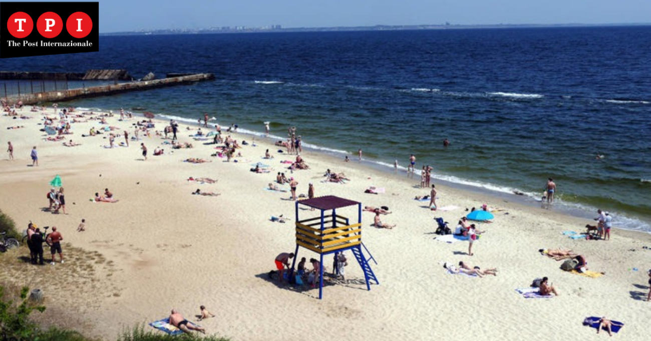 Reportage TPI – La guerra sotto l’ombrellone: così gli ucraini sfidano le bombe sulle spiagge di Odessa