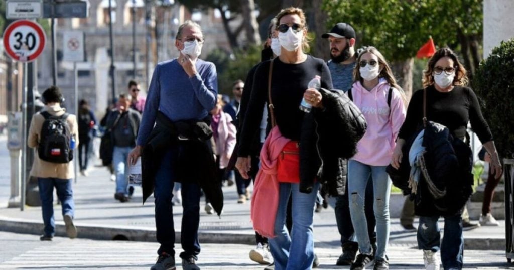 I contagi Covid tornano a salire a causa della variante Xec: “Tornare alle mascherine”