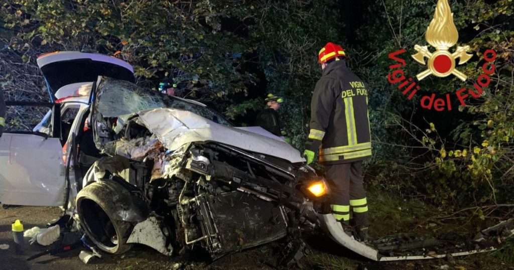 Tragico incidente nella notte a Como, auto con cinque ragazzi finisce fuori strada: muore un 17enne, feriti gli altri quattro