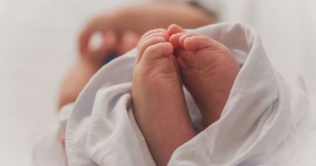 Salerno, neonata muore 6 giorni dopo il parto: indagati i genitori, ipotesi percosse o sballottamento