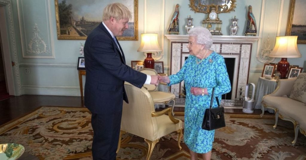 regina elisabetta Boris Johnson