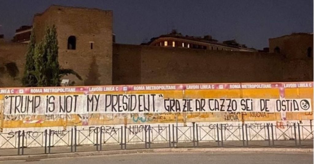 trump striscione roma