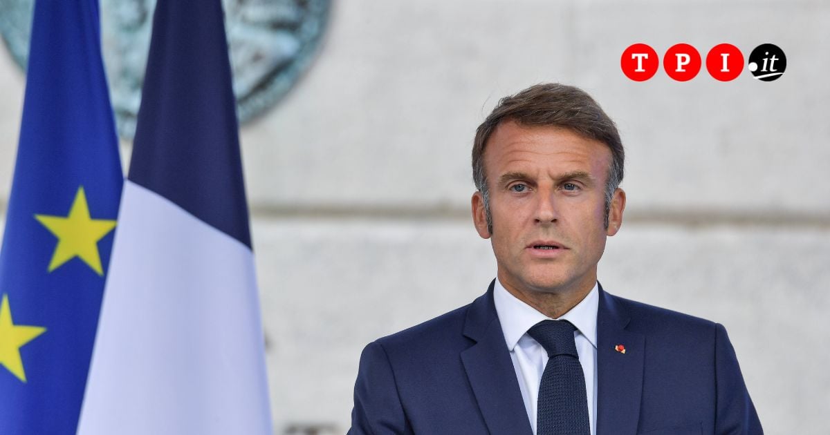 Crisi di governo in Francia, il discorso alla nazione di Macron: “Estrema destra ed estrema sinistra unite per disfare. Ora un premier di interesse generale. Io resto fino a fine mandato”