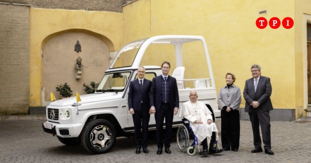 papa francesco papamobile elettrica mercedes benz