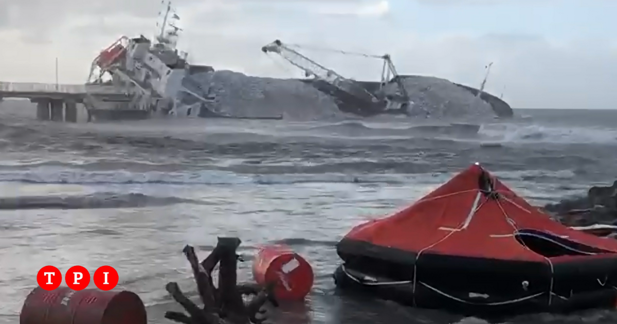 Nave cargo si schianta sul pontile a Marina di Massa, si teme per il rischio ambientale: il video esclusivo