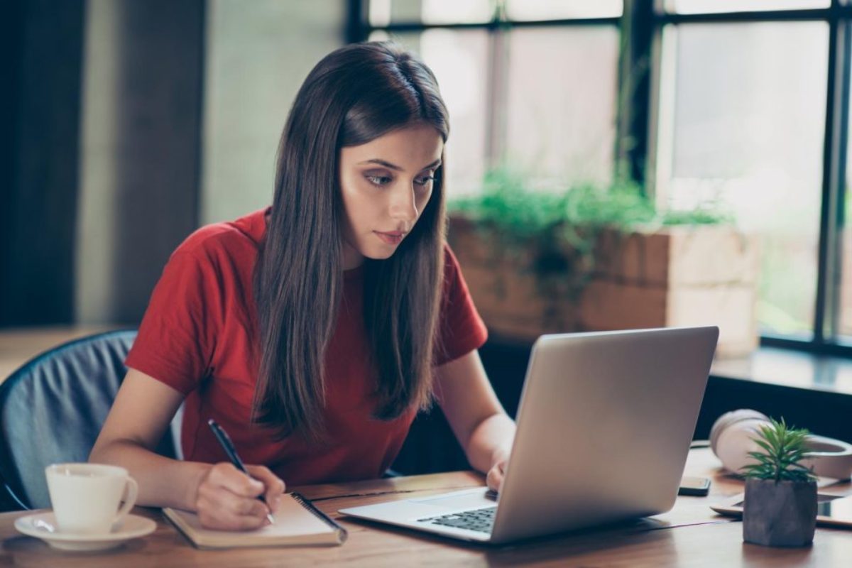 Migliora la tua posizione lavorativa studiando in una scuola online