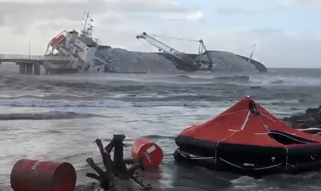 Nave cargo si schianta sul pontile a Marina di Massa, si teme per il rischio ambientale: il video esclusivo