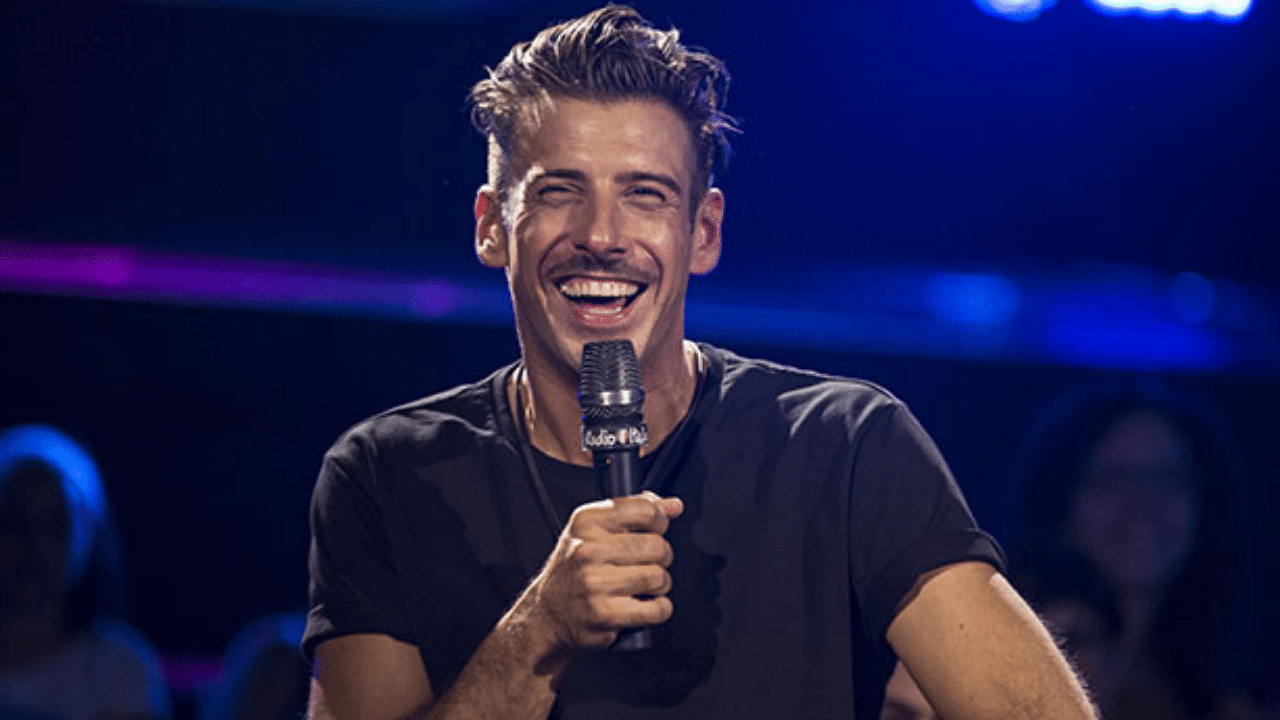 Sanremo 2025, l’abito di Francesco Gabbani per la terza serata del Festival: look e stilista