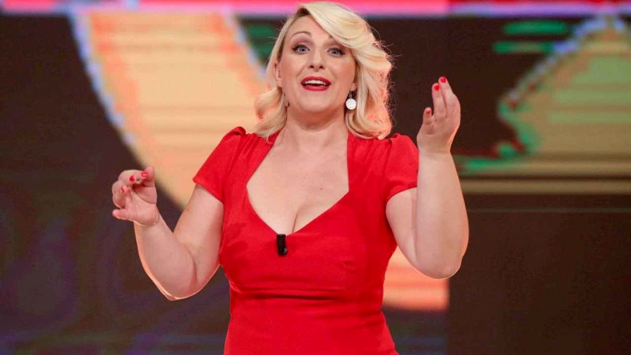 Sanremo 2025, gli abiti di Katia Follesa al Festival: abito, look, vestiti, stilista