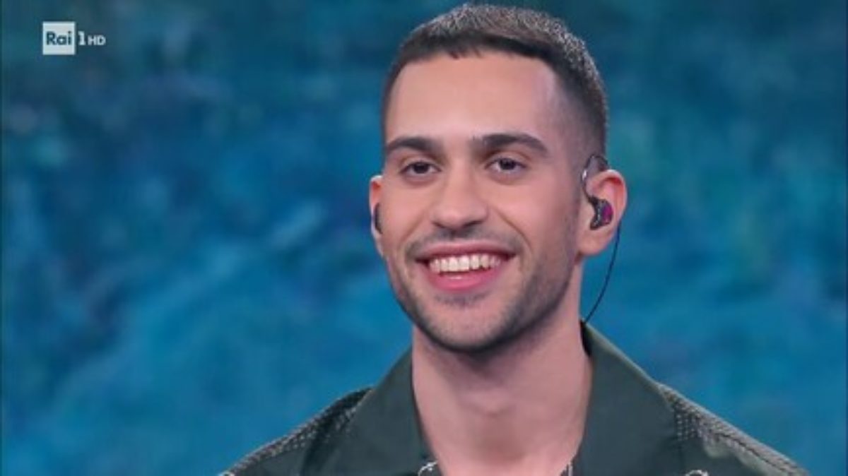 Sanremo 2025, gli abiti di Mahmood al Festival: abito, look, vestiti, stilista