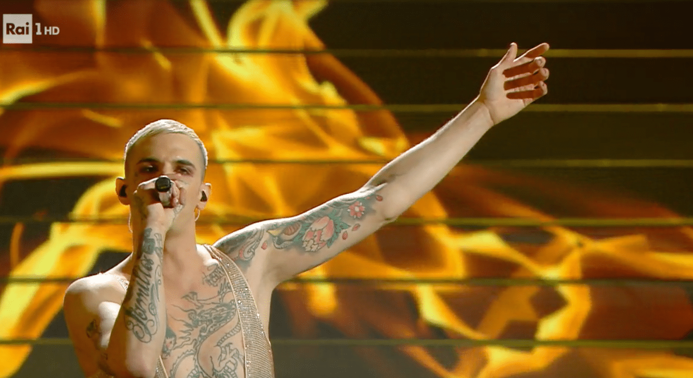 Sanremo 2025, l’abito di Achille Lauro per la seconda serata del Festival: look e stilista