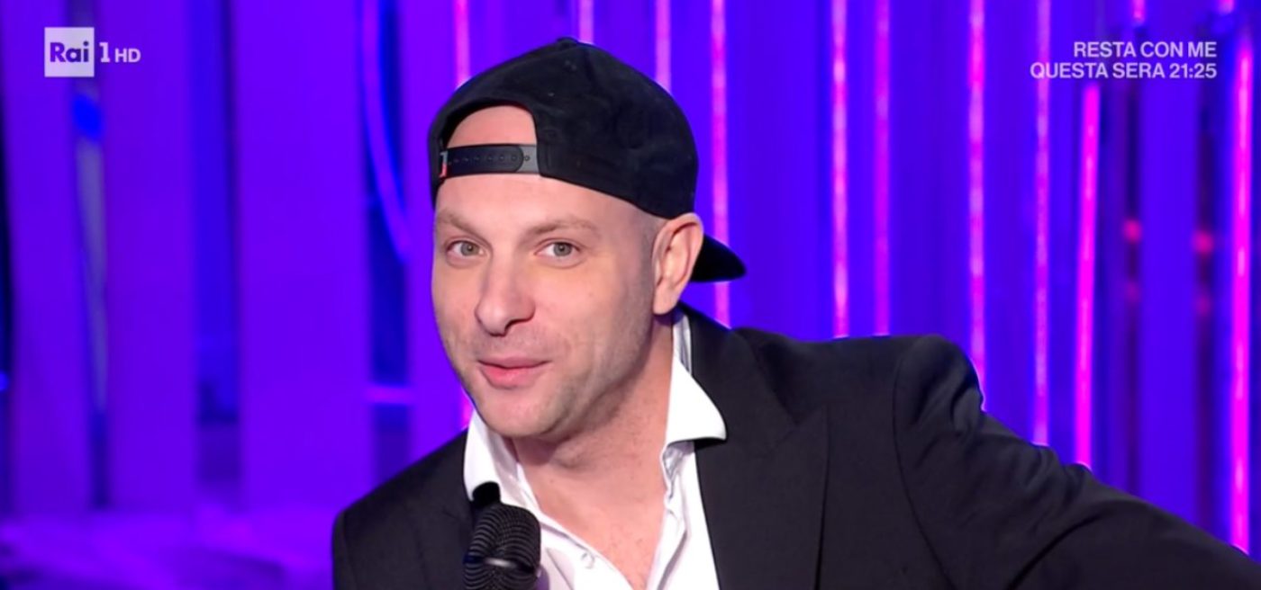 Sanremo 2025, l’abito di Clementino ospite al Festival: look e stilista