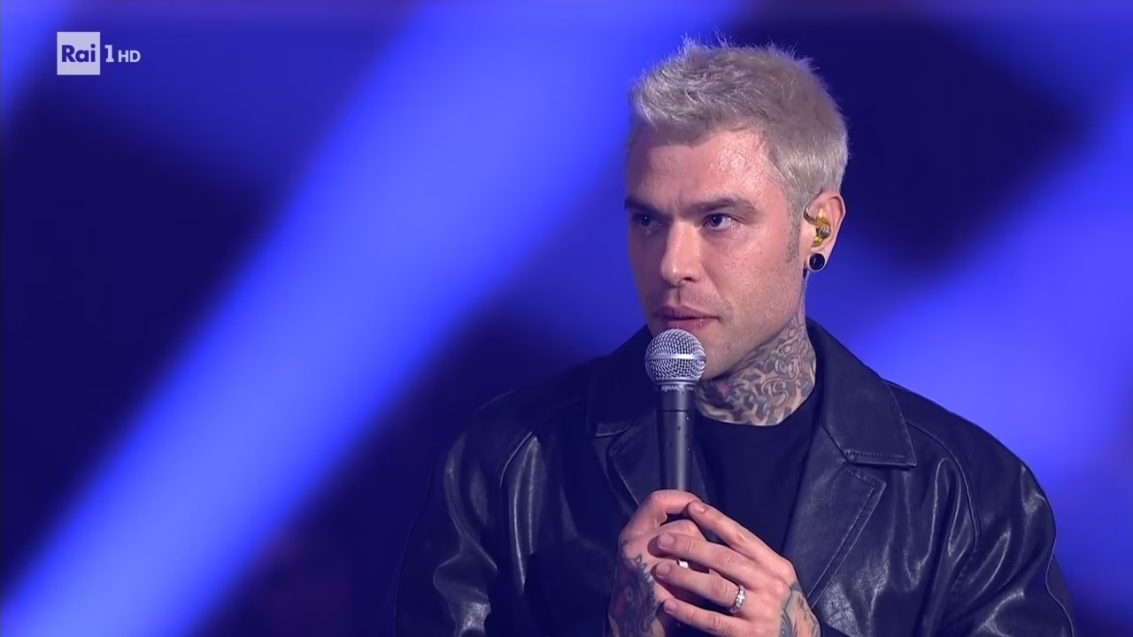 Sanremo 2025, l’abito di Fedez per la terza serata del Festival: look e stilista