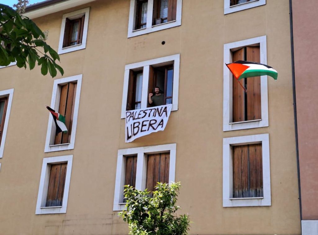 Espone striscione “Palestina libera”: i carabinieri vanno a casa sua per farlo rimuovere. “Vi racconto come è andata”