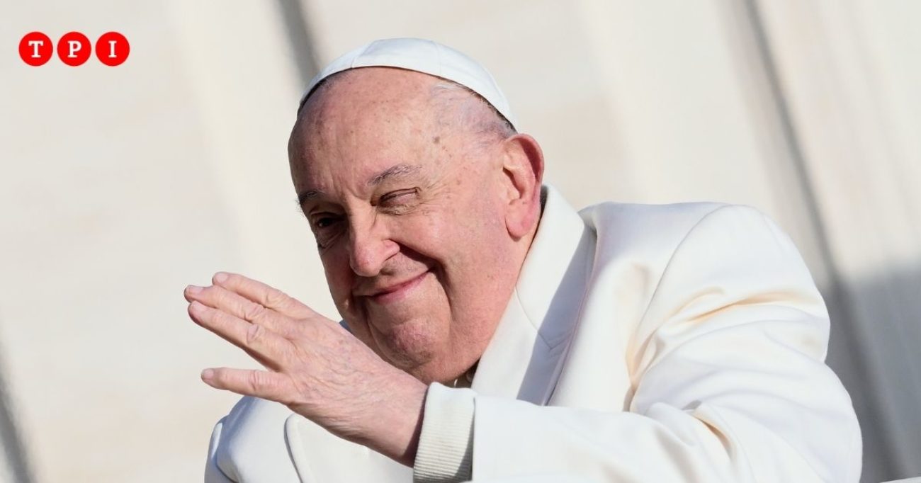 Papa Francesco, il nuovo bollettino: “Notte serena: si è alzato e ha fatto colazione in poltrona”