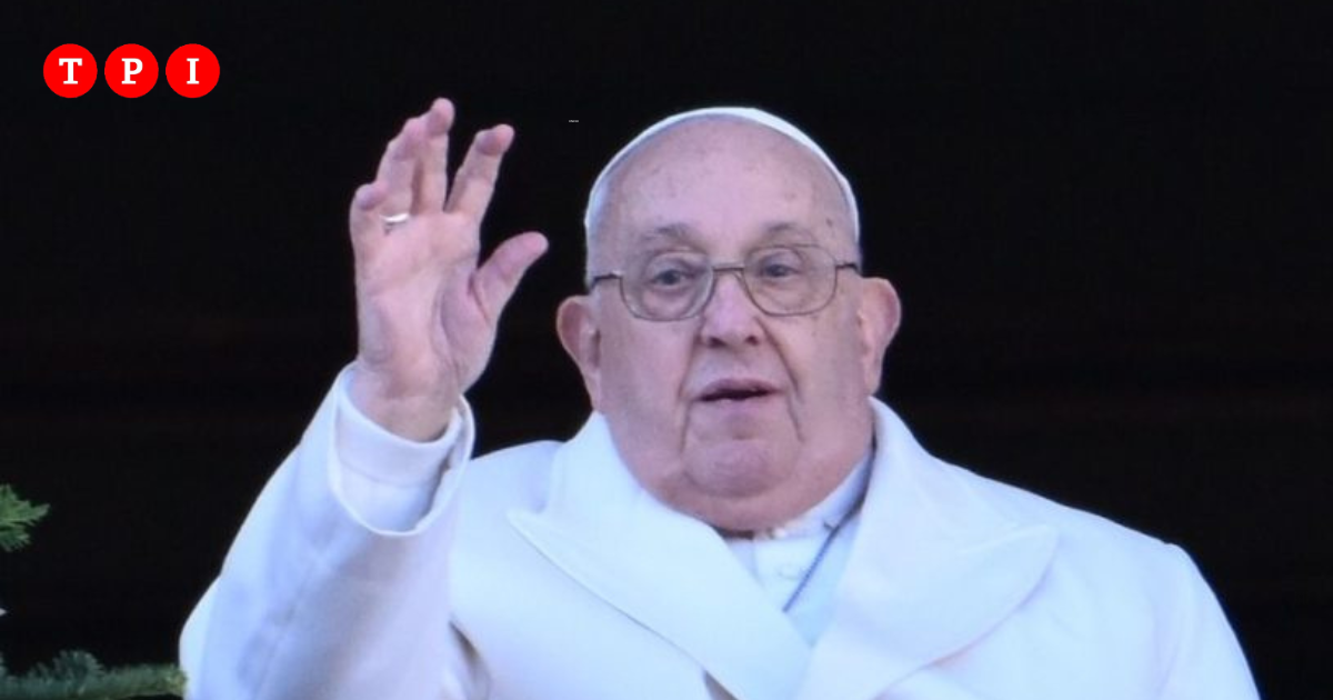 Papa Francesco in lieve miglioramento: “Insufficienza renale rientrata. Continua la fisioterapia respiratoria”