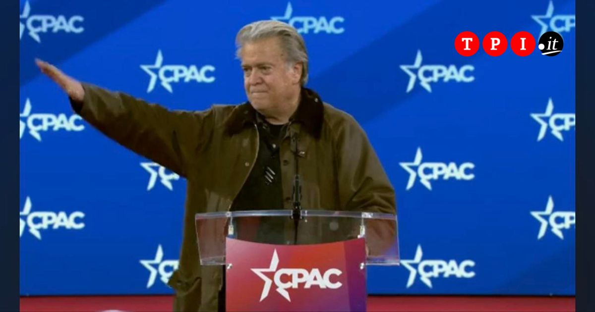 Usa, Steve Bannon fa il saluto romano durante un comizio: il francese Bardella annulla il suo intervento