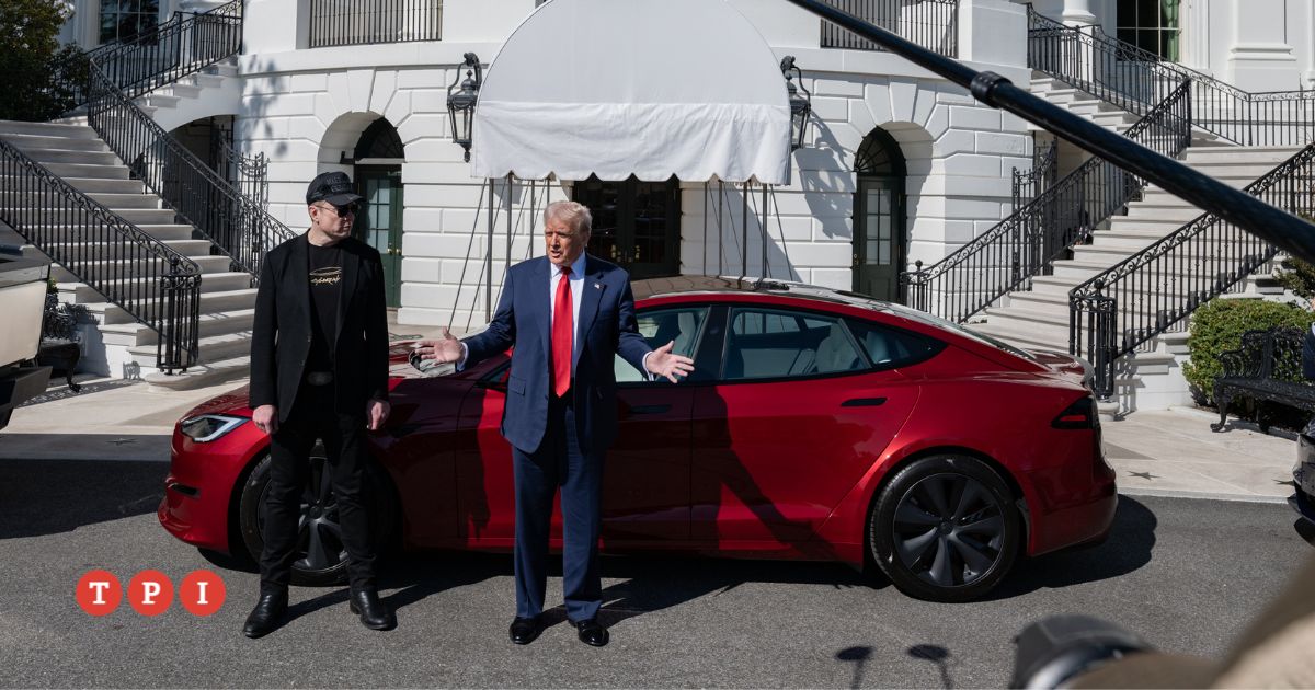 La Casa Bianca diventa uno showroom: Trump compra una Tesla per sostenere Elon Musk | VIDEO